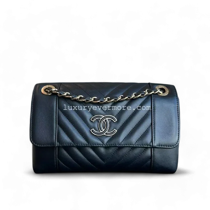 Chanel bags with chain and leather strap combinationsChanel Seasonal Flap - Calfskin Quilted Small Daily Chevron Flap Black Sereis 27