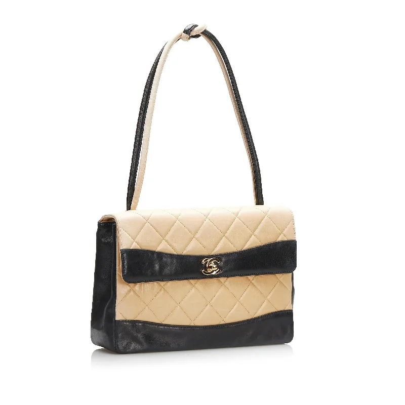 Chanel bags for those who value investment piecesChanel Bicolor Leather Shoulder Bag (k3TZpL)