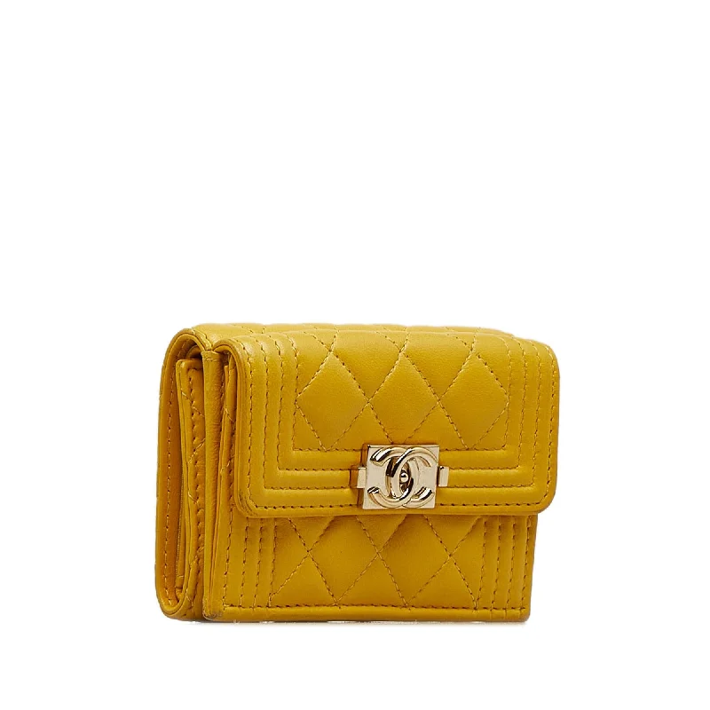 Chanel bags for women who appreciate fine craftsmanshipChanel Boy Flap Compact Wallet (GimQKu)