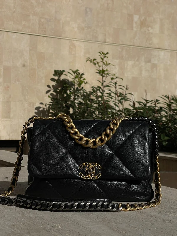 Chanel bags for women with a taste for high fashionChanel - Sac 19 noir MM