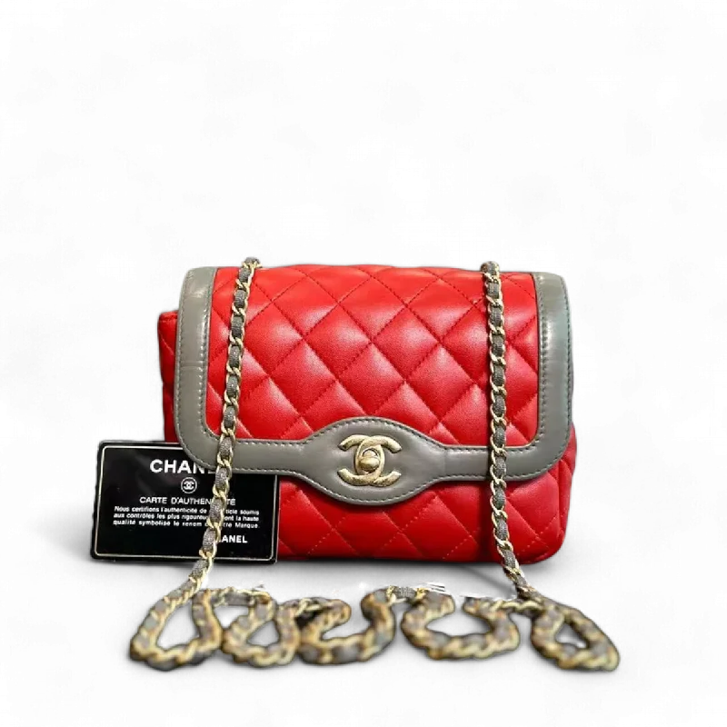 Chanel Designer Handbag with Unique DesignChanel Seasonal Flap - Two Tone Quilted Lambskin Red Grey Golden Hardware Series 23