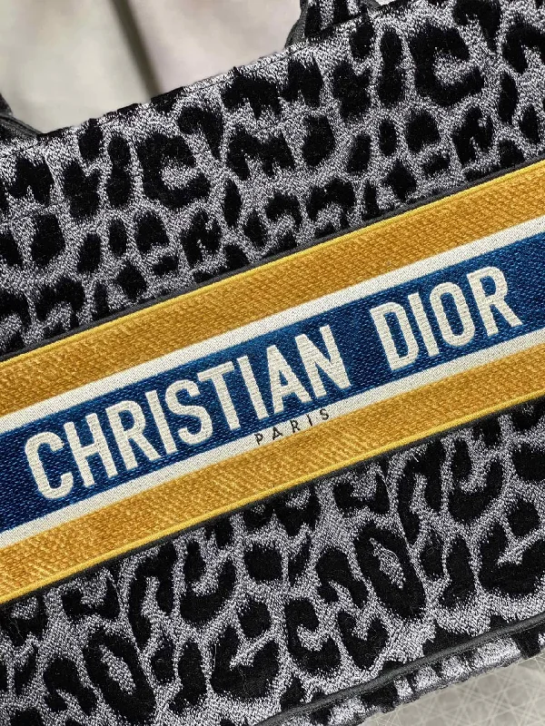 Christian Dior Saddle bags with a studded trim for a bold lookWF - Dior Bag - 448